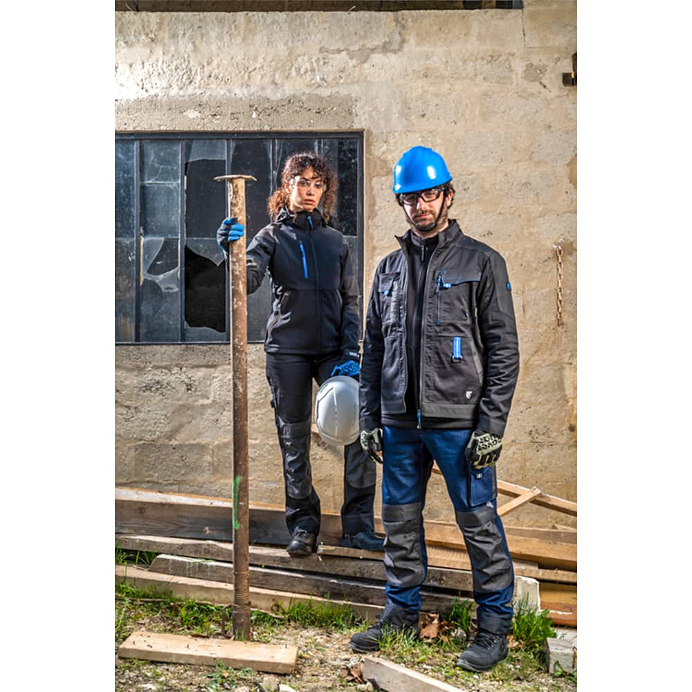 Sous un soleil éclatant, un artisan travaille avec précision, vêtu du Pantalon Telica 1 SuperEpi. La légèreté du tissu et les zones de ventilation intégrées garantissent une respirabilité optimale, permettant à l'utilisateur de rester frais et concentré même par temps chaud. Avec le Pantalon Telica 1 SuperEpi, le confort est au rendez-vous, quelles que soient les conditions météorologiques.