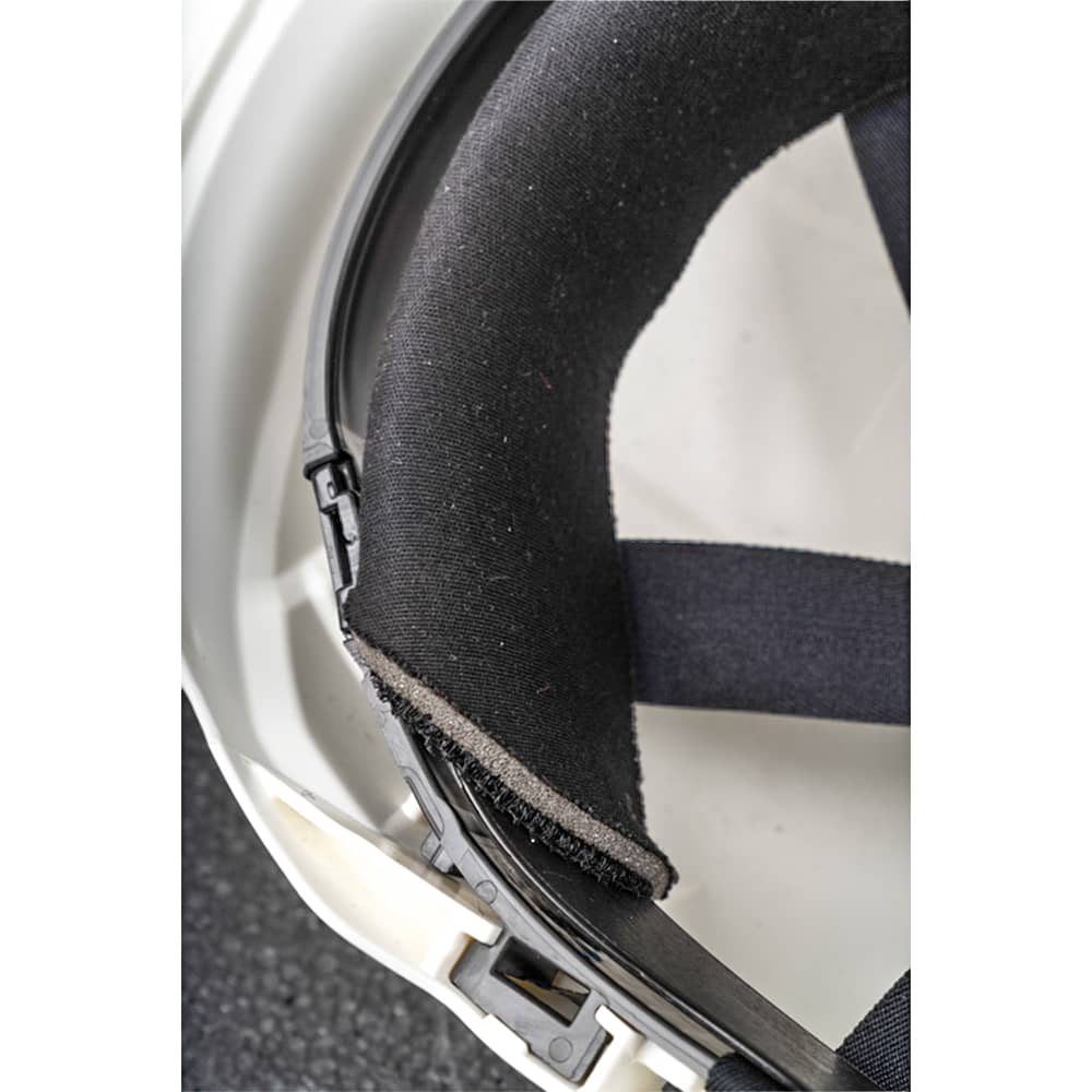 Le casque de sécurité PHOENIX PRO blanc non ventilé est un équipement de protection de haute performance pour les environnements industriels exigeants. Avec sa coiffe en ABS, son harnais en polyethylène à 6 points d'attache et son réglage facile par crémaillère de 52 à 63cm, ce casque offre une grande résistance aux déformations latérales, aux projections de métal en fusion et aux basses températures allant jusqu'à -30°C.