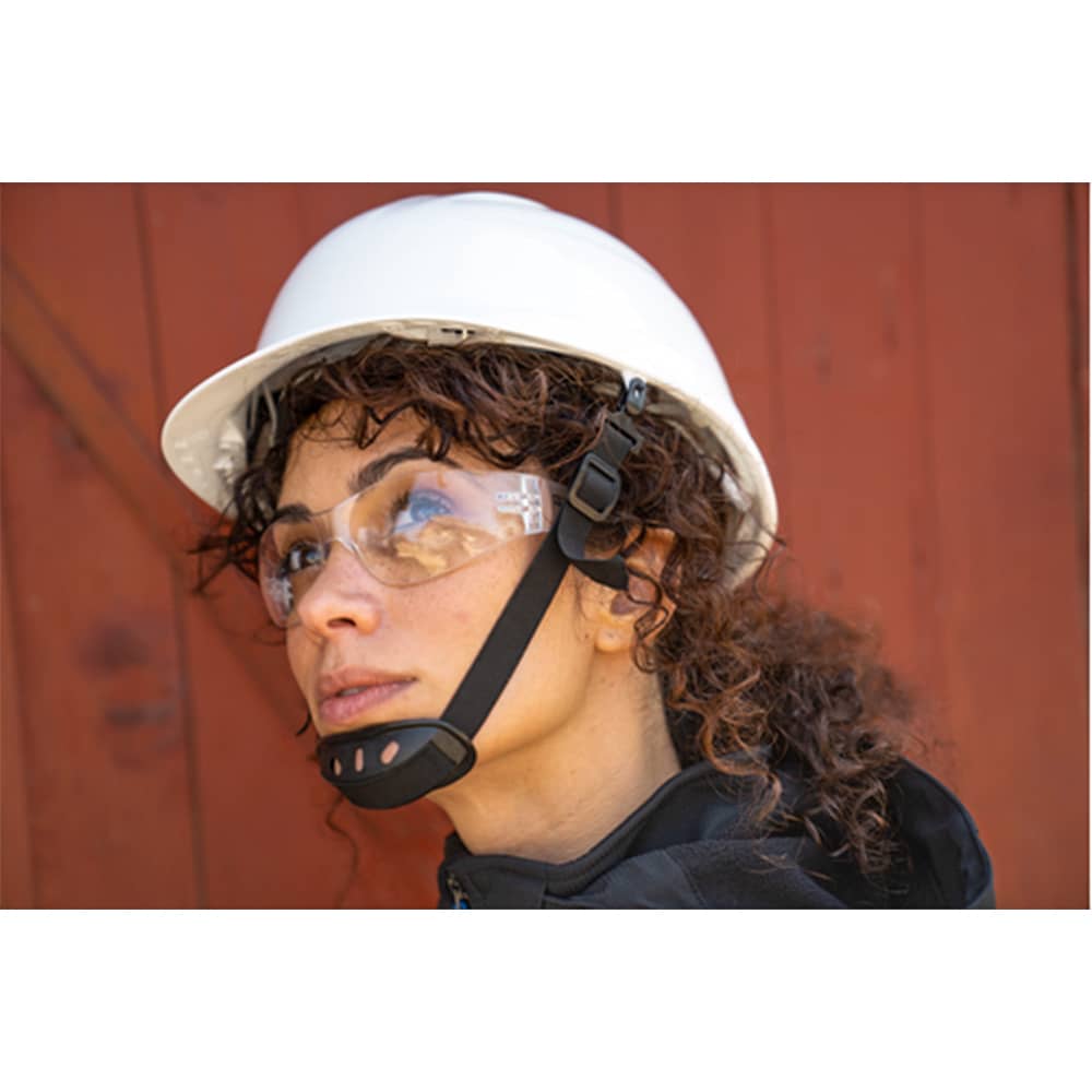 Le casque de chantier PELICANO blanc est un équipement de protection essentiel pour les travailleurs opérant dans les secteurs du BTP, de l'industrie légère et de l'infrastructure. Ce casque de sécurité est doté d'une coiffe en polypropylène et d'un harnais en tissu 6 points d'attache pour un ajustement parfait. La taille du casque peut être réglée facilement grâce à une crémaillère, qui permet de passer de 55 à 62 cm.