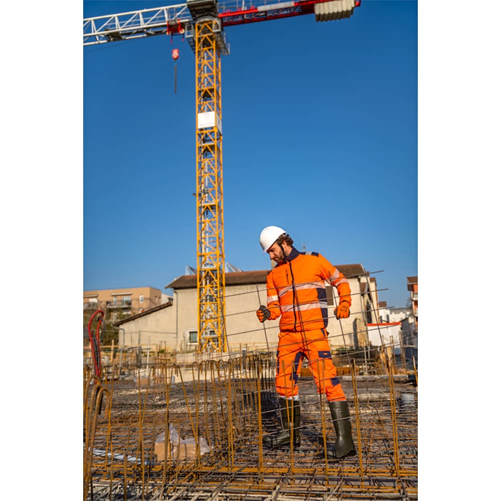 Le casque de chantier PELICANO blanc est un équipement de protection essentiel pour les travailleurs opérant dans les secteurs du BTP, de l'industrie légère et de l'infrastructure. Ce casque de sécurité est doté d'une coiffe en polypropylène et d'un harnais en tissu 6 points d'attache pour un ajustement parfait. La taille du casque peut être réglée facilement grâce à une crémaillère, qui permet de passer de 55 à 62 cm.