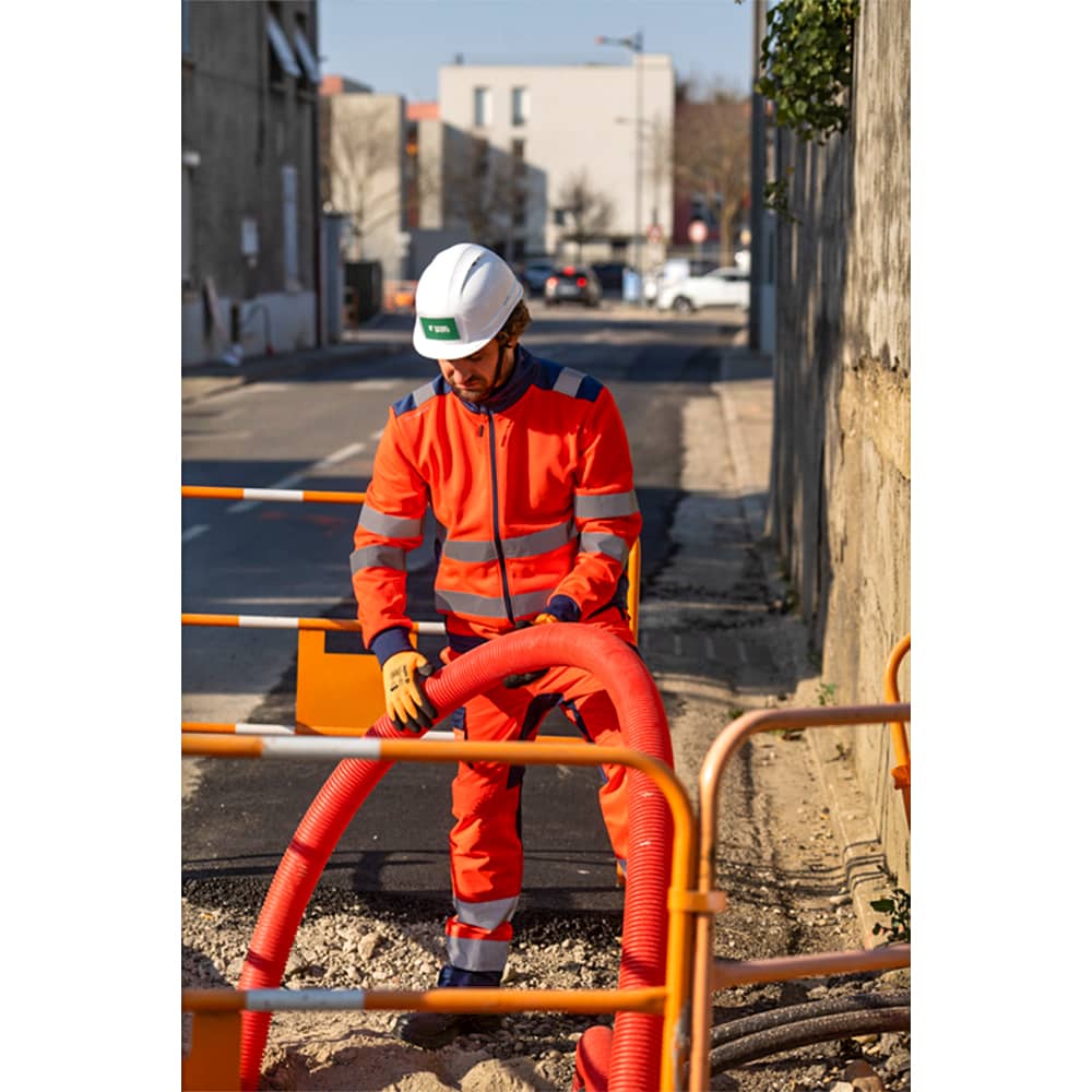 Le casque de chantier PELICANO blanc est un équipement de protection essentiel pour les travailleurs opérant dans les secteurs du BTP, de l'industrie légère et de l'infrastructure. Ce casque de sécurité est doté d'une coiffe en polypropylène et d'un harnais en tissu 6 points d'attache pour un ajustement parfait. La taille du casque peut être réglée facilement grâce à une crémaillère, qui permet de passer de 55 à 62 cm.