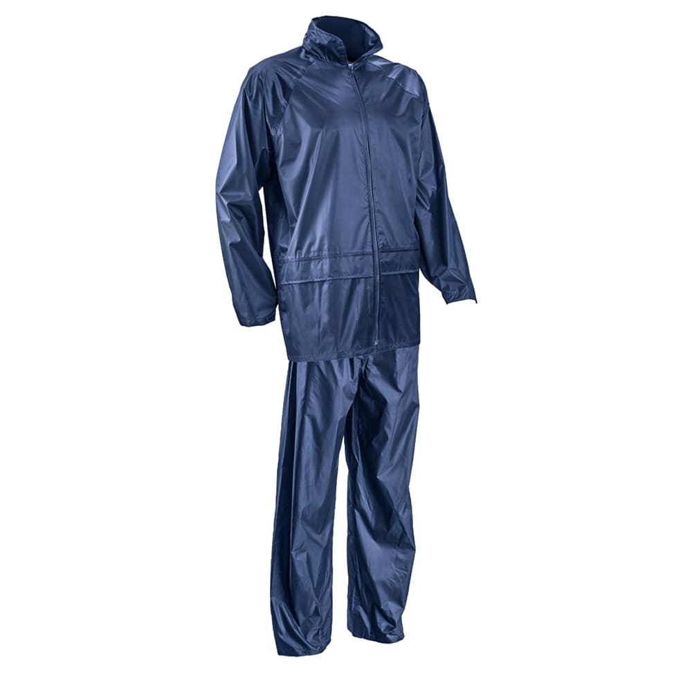 L'ensemble de pluie Pluvio est conçu pour vous protéger efficacement contre les intempéries lors de vos activités en extérieur. Fabriqué à partir de 100% polyester enduit PVC souple de 200g/m2, cet ensemble de pluie est doté de coutures étanchées, d'une capuche fixe intégrée, d'un col zippé avec cordon de serrage, d'un col montant et d'un zip central pour vous offrir une protection optimale contre le vent et la pluie.