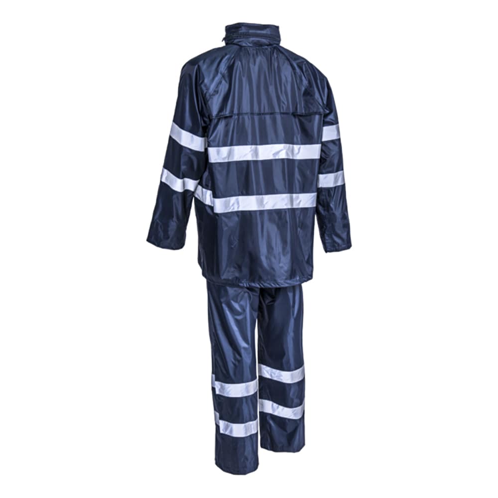 L'ensemble de pluie Rainet est un choix idéal pour rester au sec et confortable lors de journées pluvieuses. Fabriqué à partir de 100% polyester enduit PVC souple de 200g/m2, il offre une protection imperméable contre les intempéries.