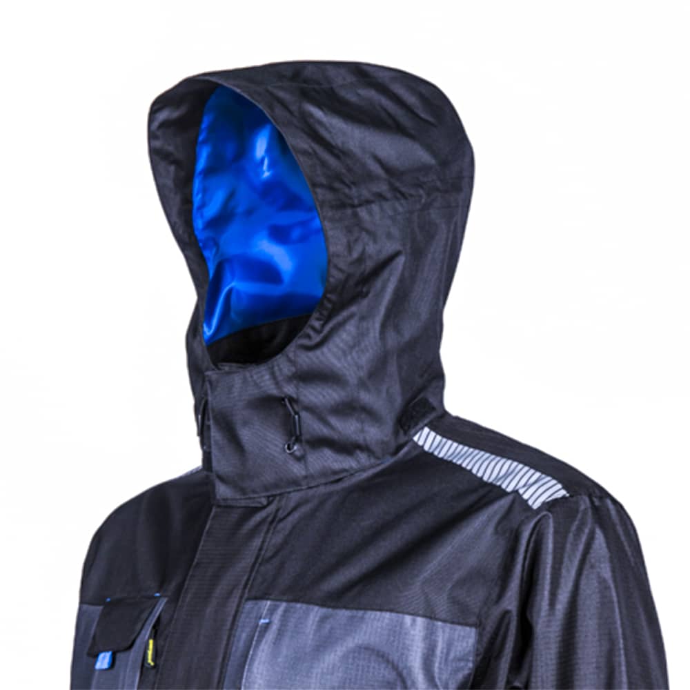 Il s'agit d'une parka WANI 300g/m2 de couleur marine avec une couche extérieure en polyester enduit PVC de 280g/m2 et une doublure en mesh en polyester de 70g/m2 pour le corps.